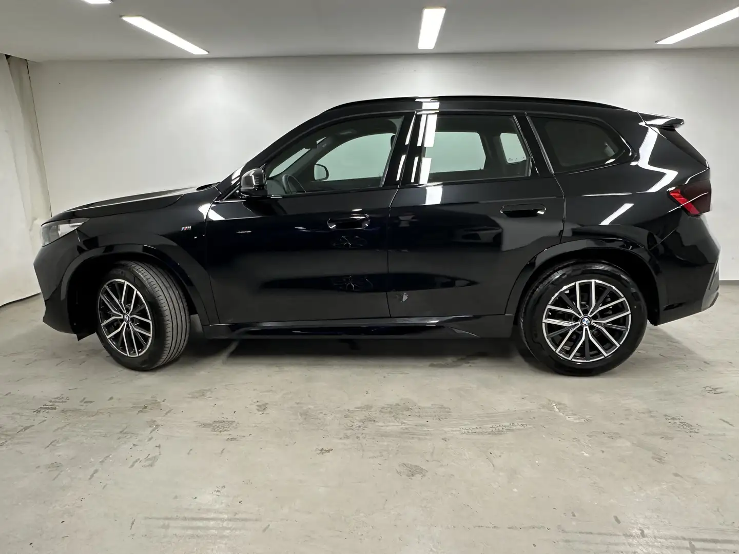 BMW X1 xDrive23d M Sport+DA+AHK+PA-Plus+HUD+SHZ Zwart - 2