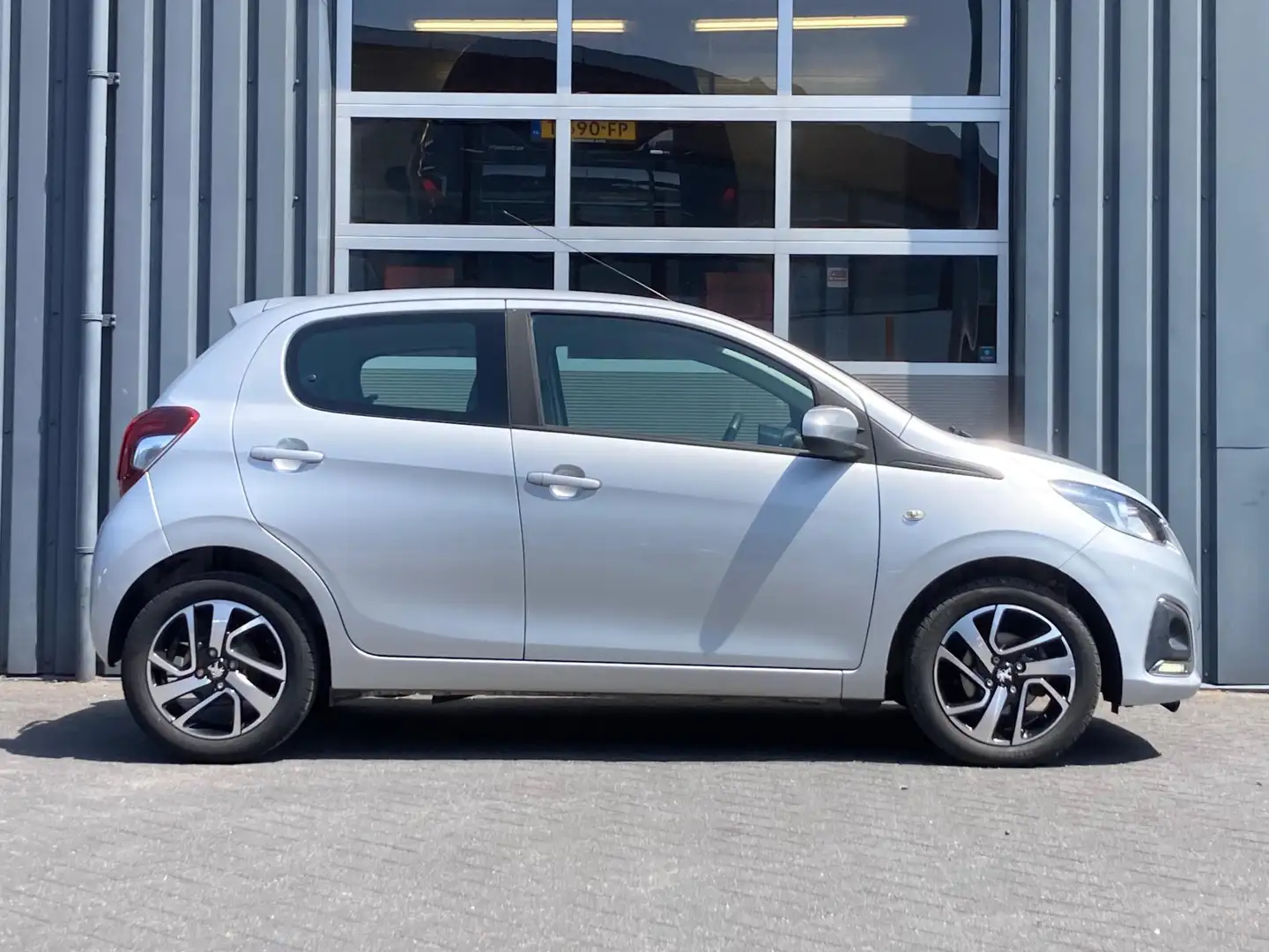 Peugeot 108 1.2 VTi Allure Airco Lm velgen Grijs - 2