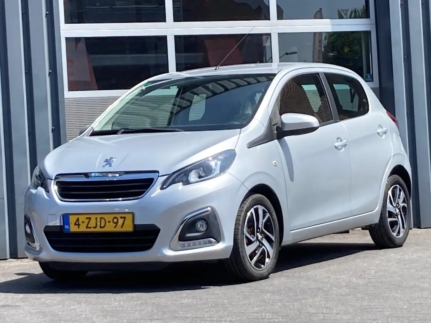 Peugeot 108 1.2 VTi Allure Airco Lm velgen Grijs - 1