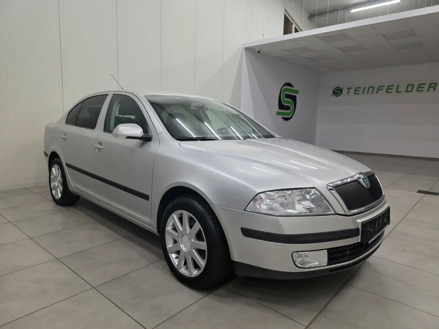 Skoda Octavia 1.6 Ambiente / KLIMAAUTOMATIK Silber - 1