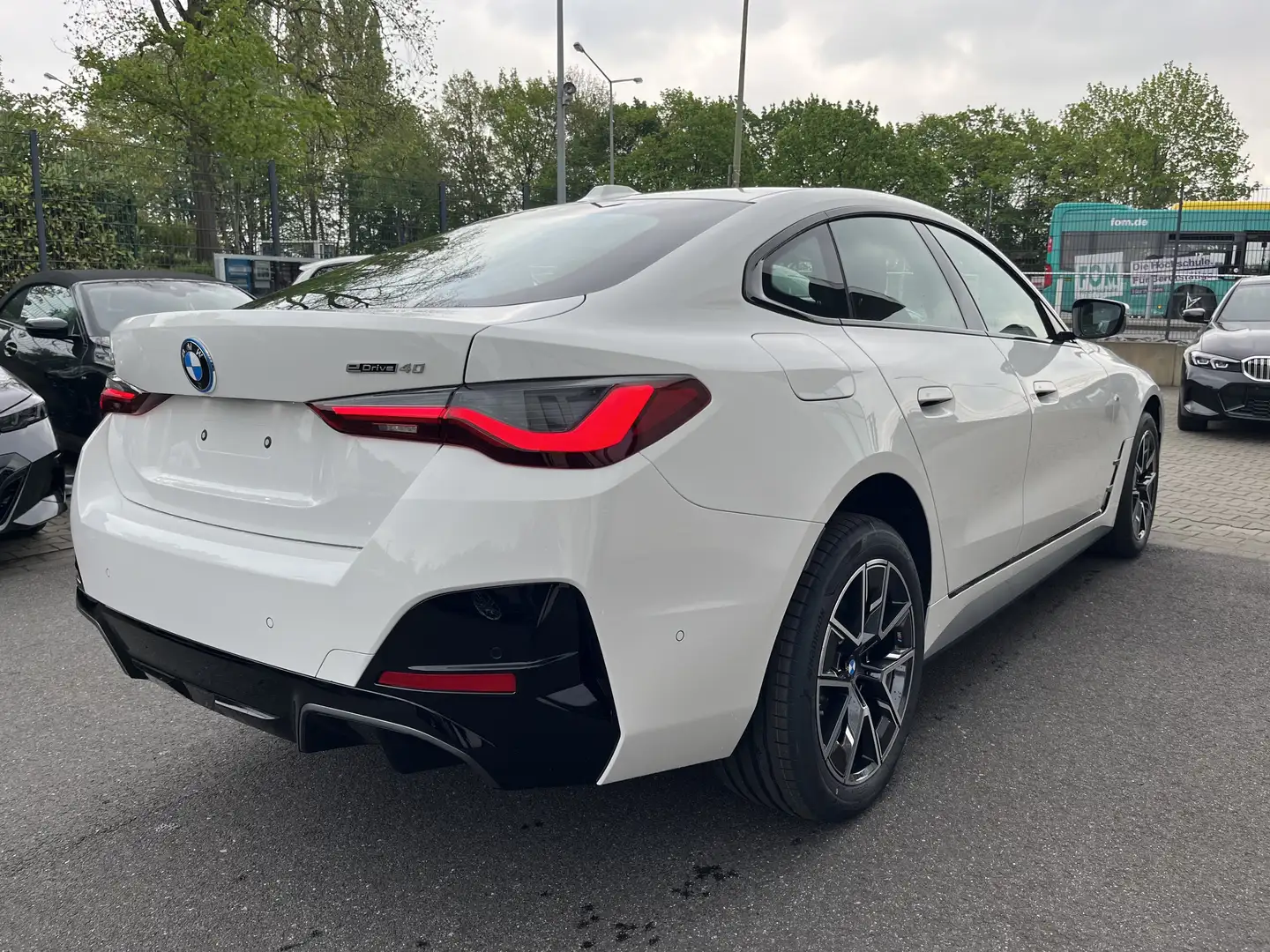 BMW i4 eDrive40 Gran Coupé M Sport || 360° Head-Up ACC Weiß - 2