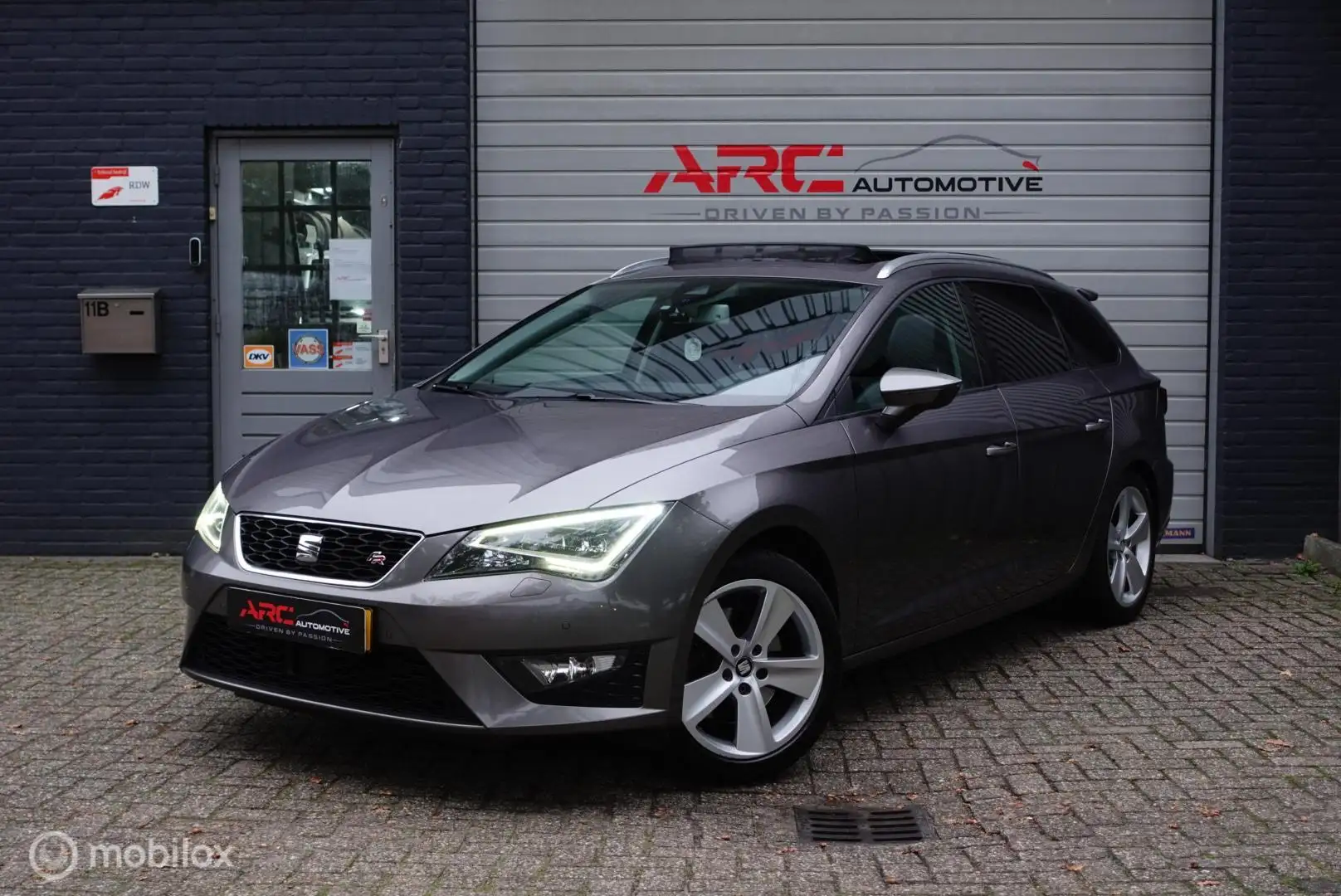 SEAT Leon ST 1.8 TSI FR Business PANO/ACC/LANE ASSIST BOMVOL Grijs - 2