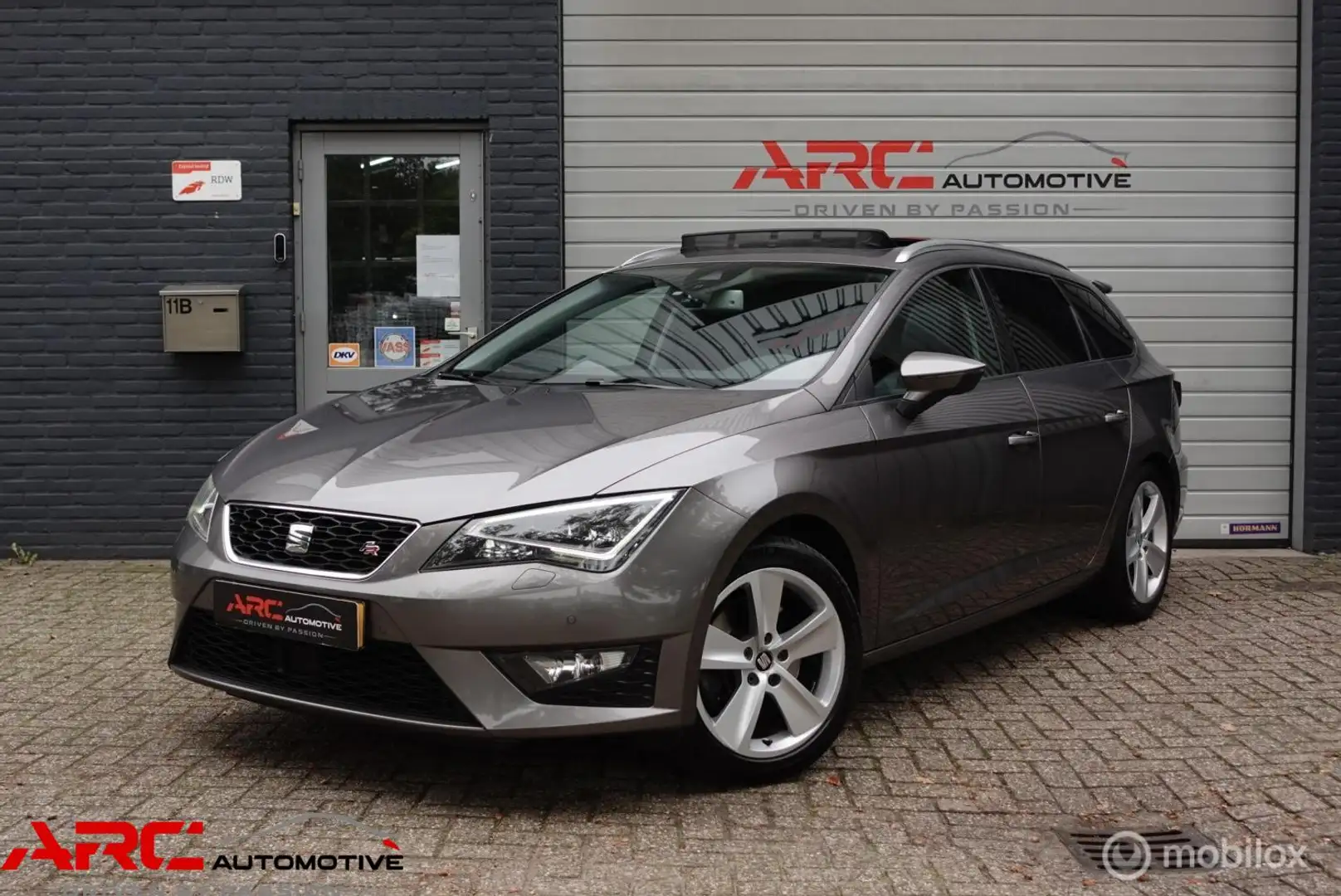 SEAT Leon ST 1.8 TSI FR Business PANO/ACC/LANE ASSIST BOMVOL Grijs - 1