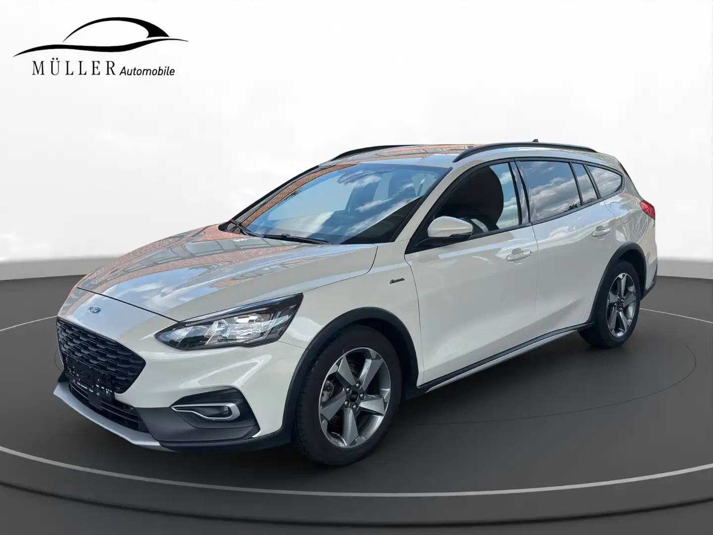 Ford Focus 1,5 EcoBoost Active Turnier Bianco - 1
