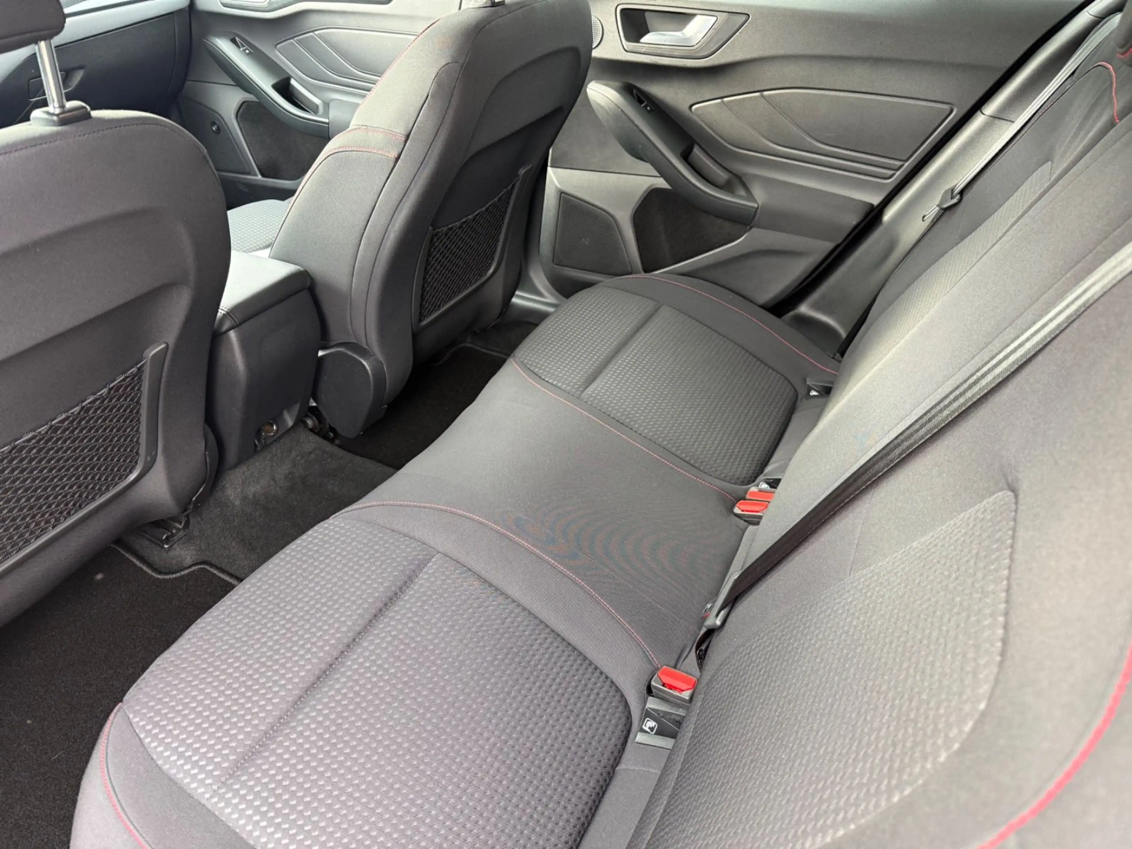 Ford Focus Lim. ST-Line+BC+MFL+LED+APPLECARPLAY+HEADU — photo 8
