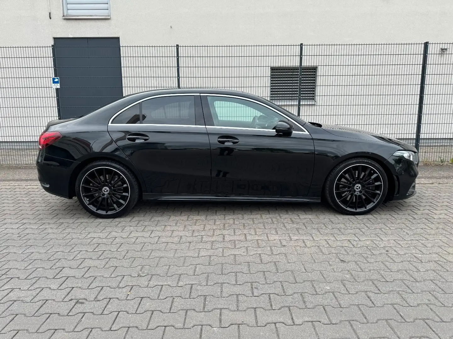 Mercedes-Benz A 250 Lim. 4Matic AMG/PANO/BURMESTER/MULTIB/RFK Negru - 2