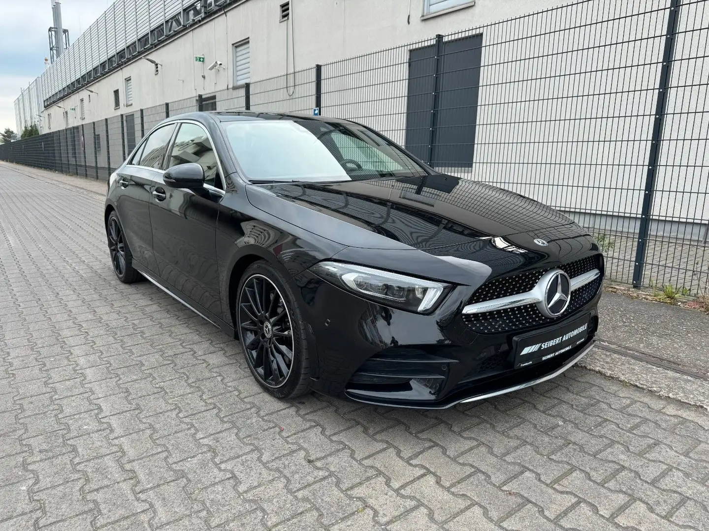 Mercedes-Benz A 250 Lim. 4Matic AMG/PANO/BURMESTER/MULTIB/RFK Negru - 1
