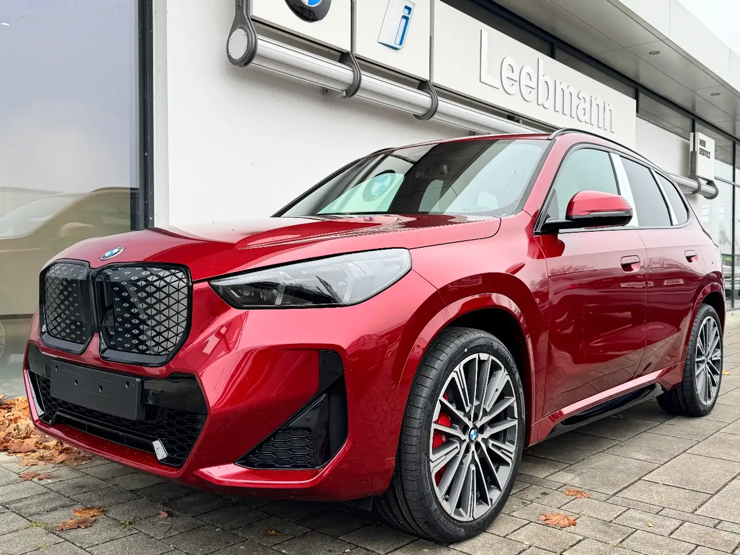 BMW iX1 xDrive30 M-Sportpaket-Pro 20-Zoll/AdaLED/RFK Rouge - 2