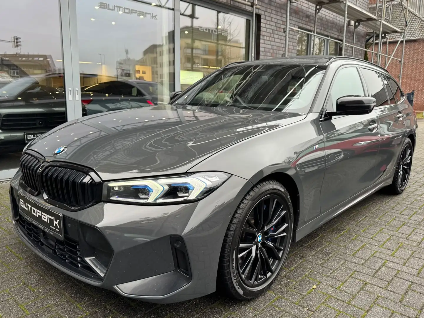 BMW 320 d T xDriv M Sport PANO DAProf Innovation STHZ Gris - 1