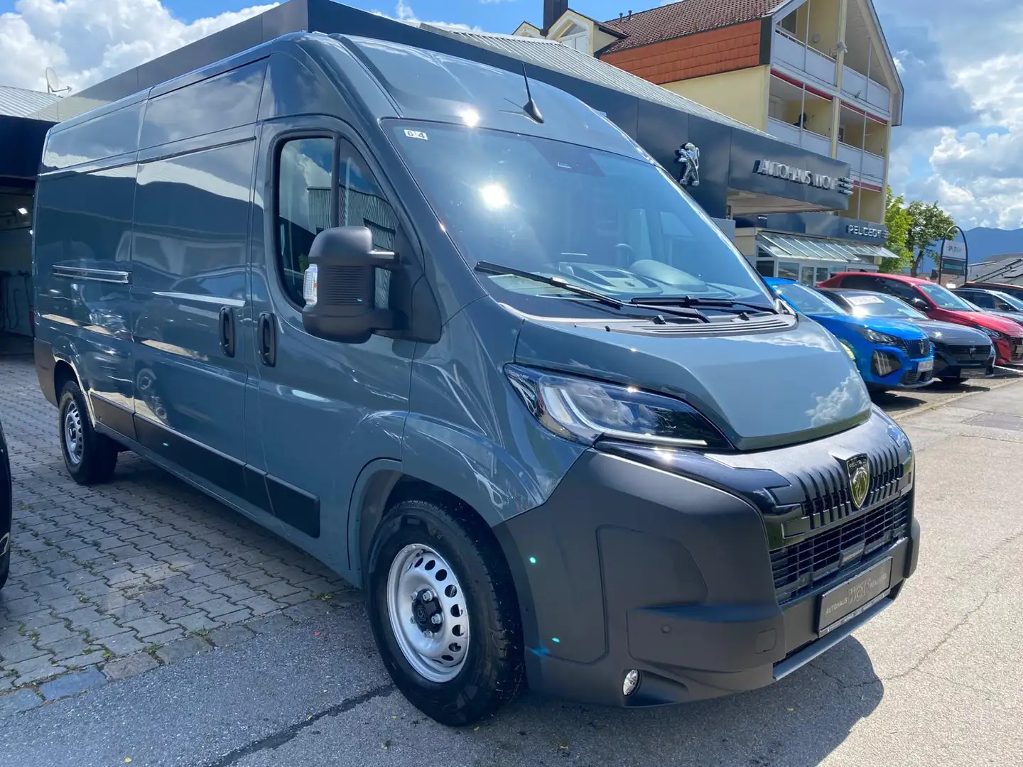 Peugeot Boxer 335 L3H2 BlueHDi 140 Automatik Grau - 1