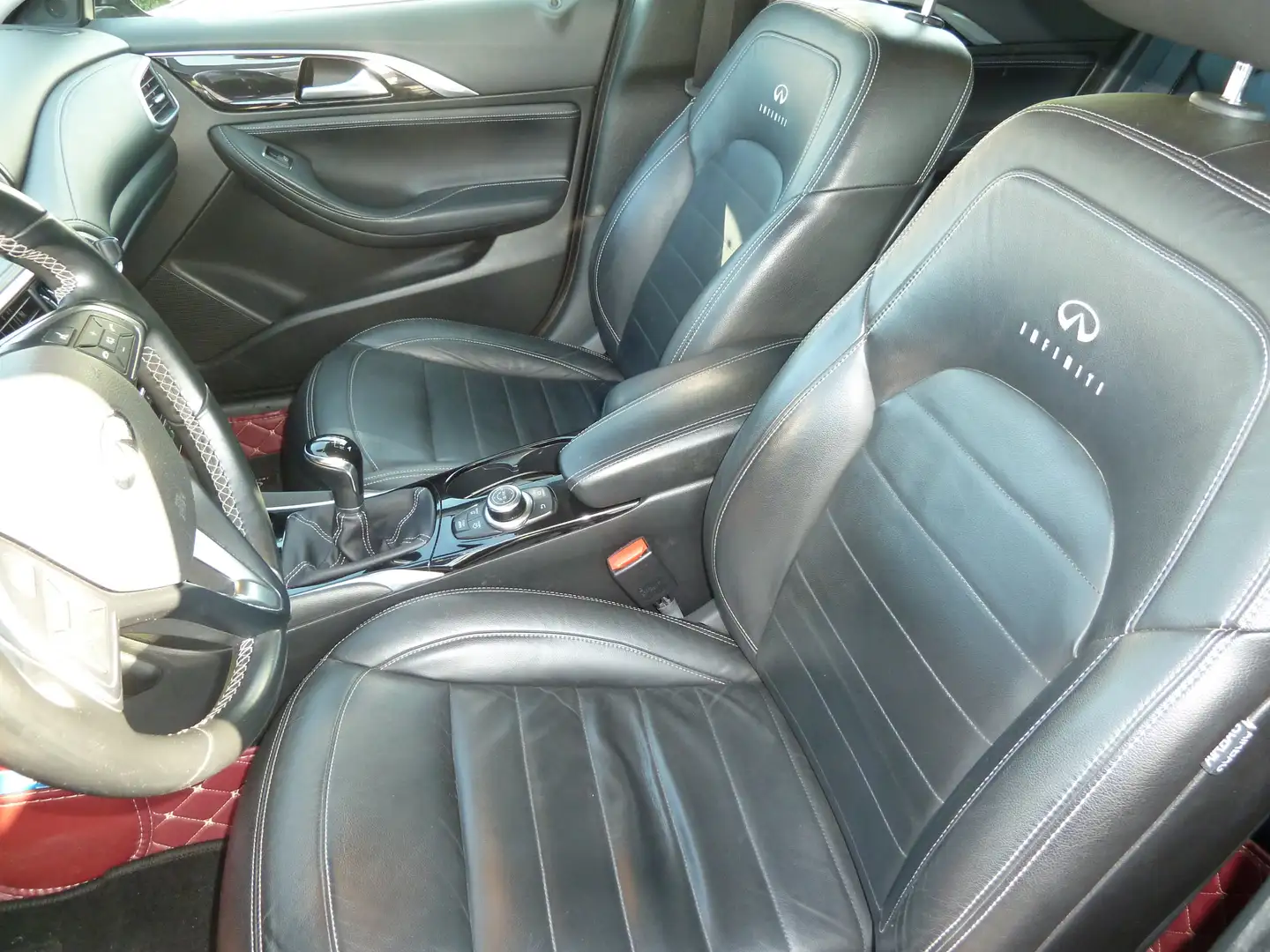 Infiniti Q30 Q30 1.5d Premium Tech Schwarz - 2