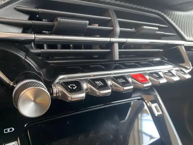Peugeot 208 view 11