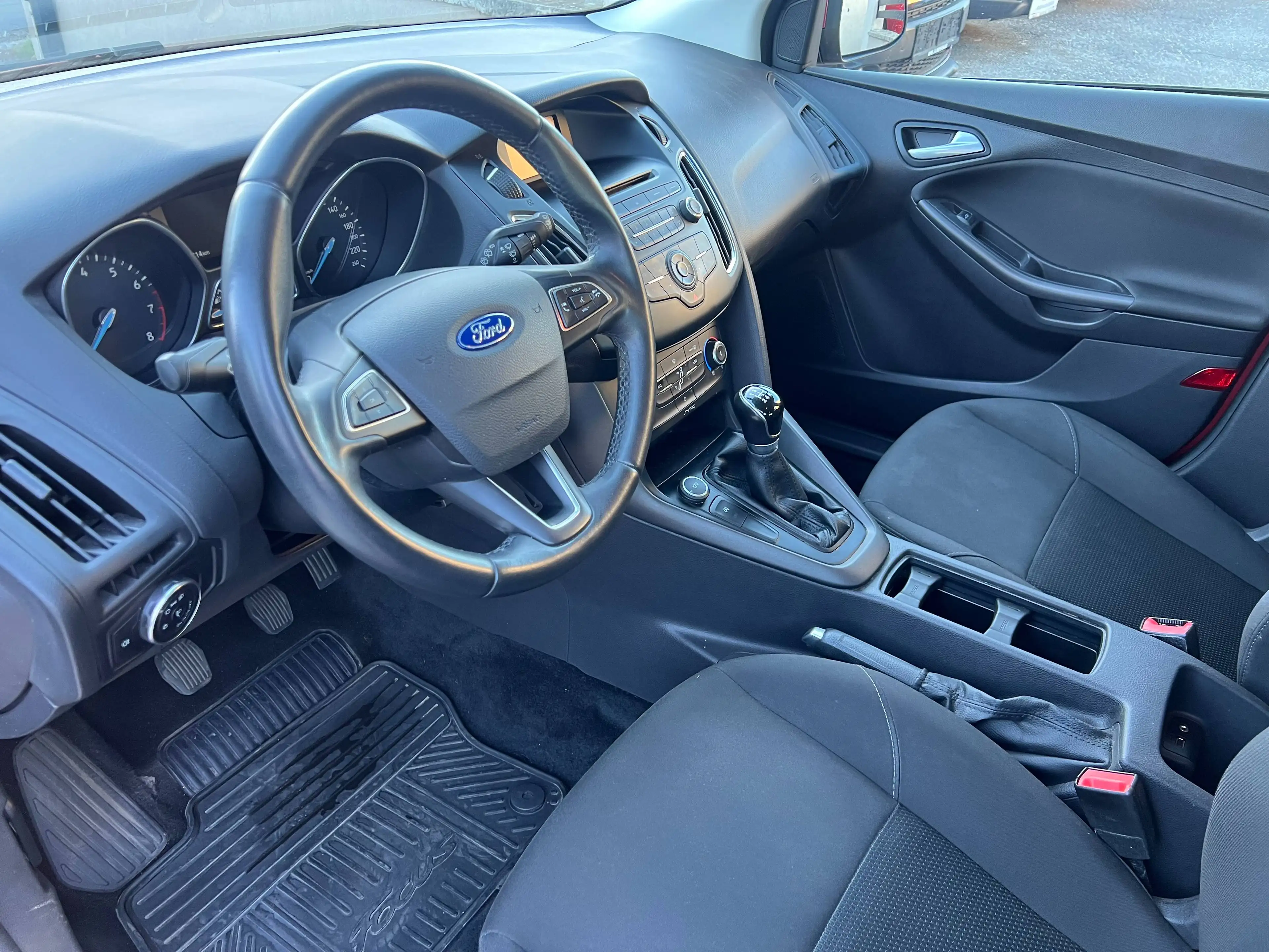 Ford Focus Trend — photo 11