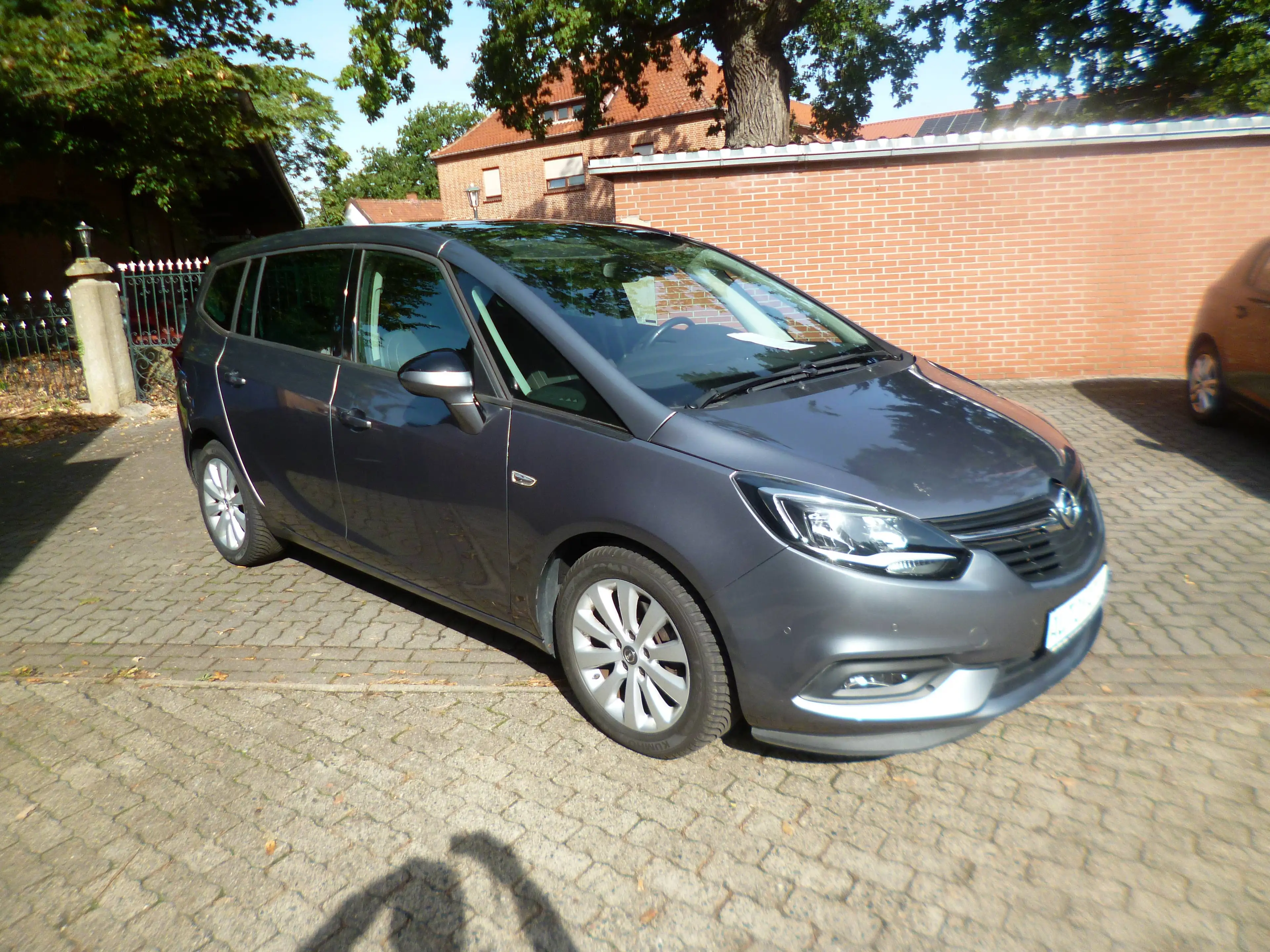 Opel Zafira Tourer Zafira 1.4 Turbo Automatik, neue Allwetterbereifung — photo 2