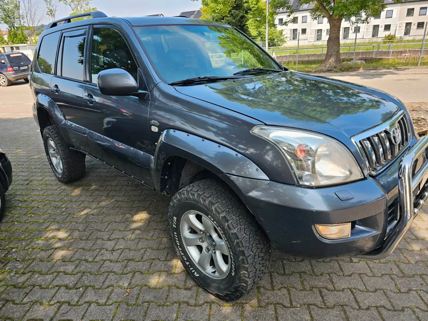 Toyota Land Cruiser 3.0 D-4D Aut Navi Leder 8 Sitzer Grau - 2