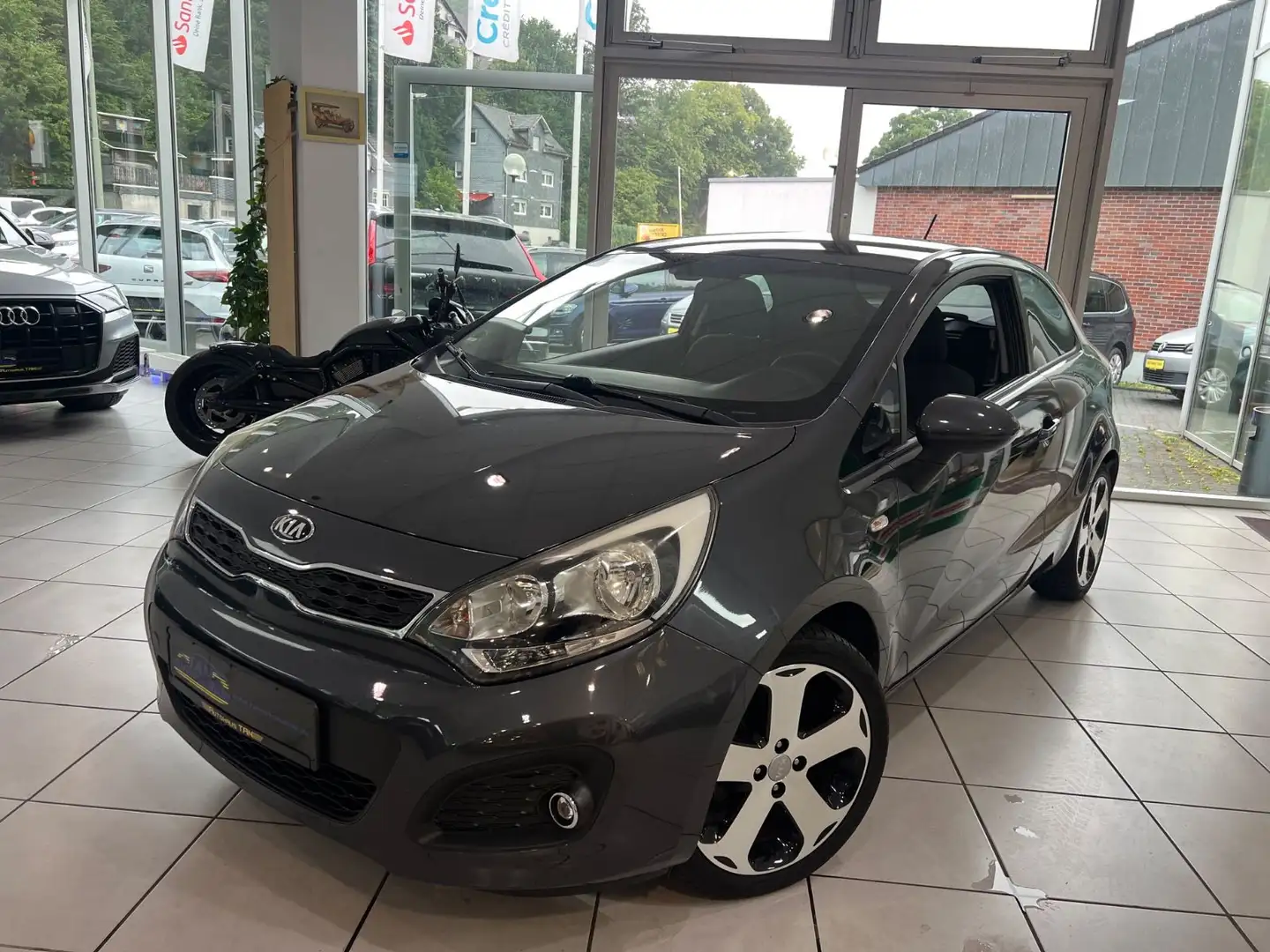 Kia Rio Dream Team Gris - 1