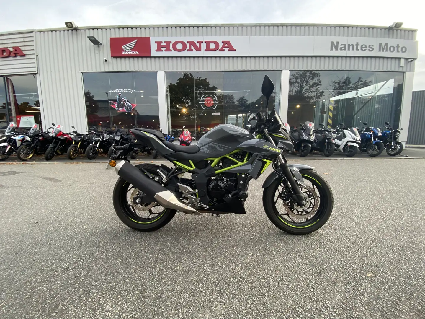 Kawasaki Z 125 Gris - 1
