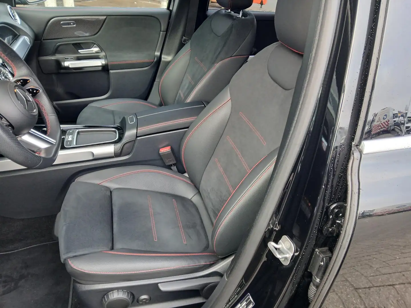 Mercedes-Benz GLB 250 4MATIC AMG Line | 7 Zitter | Trekhaak | Smartphone Noir - 2