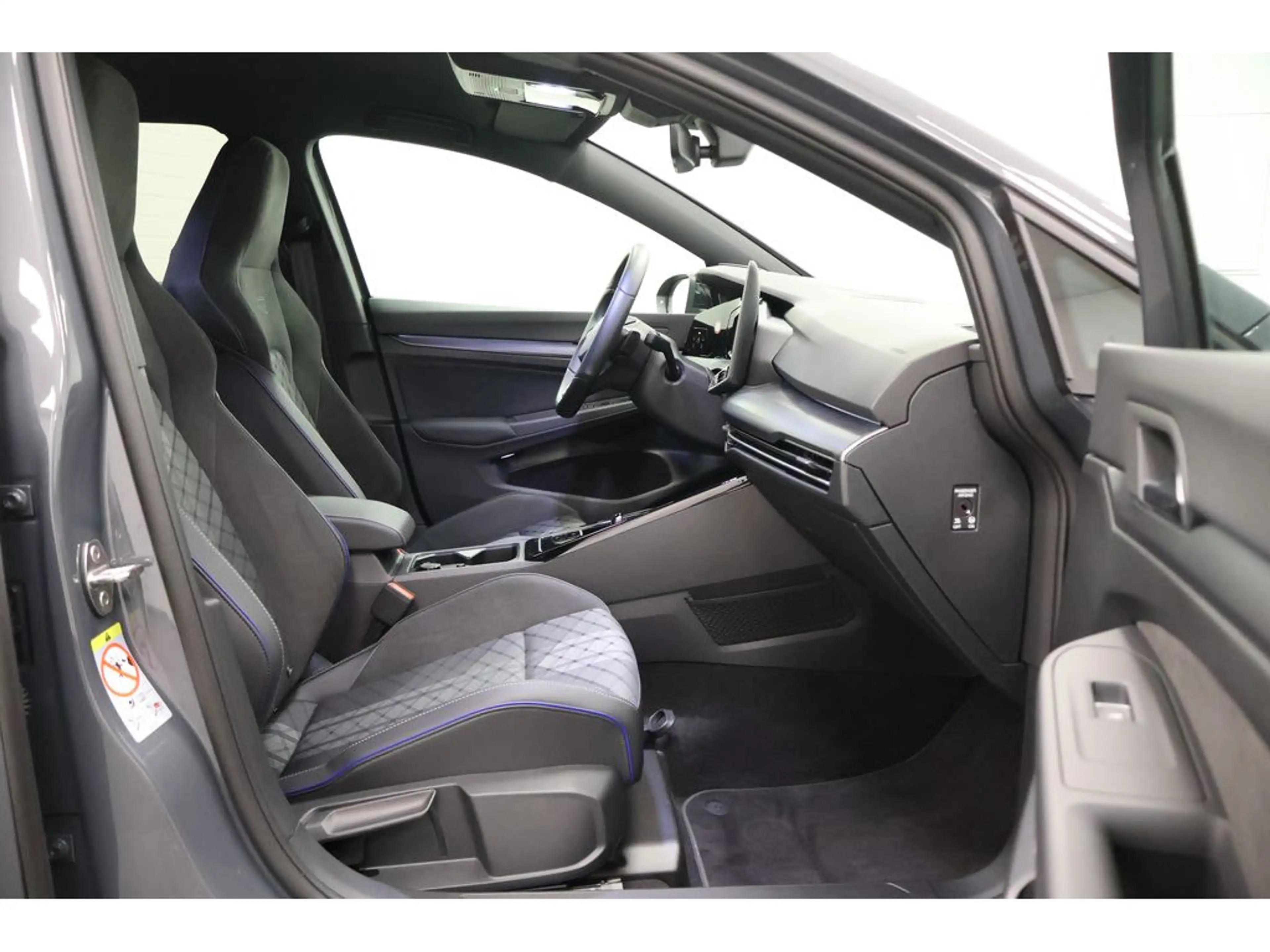 Volkswagen Golf VIII 1.5 eTSI R-Line "Black Style" DSG,N — photo 27