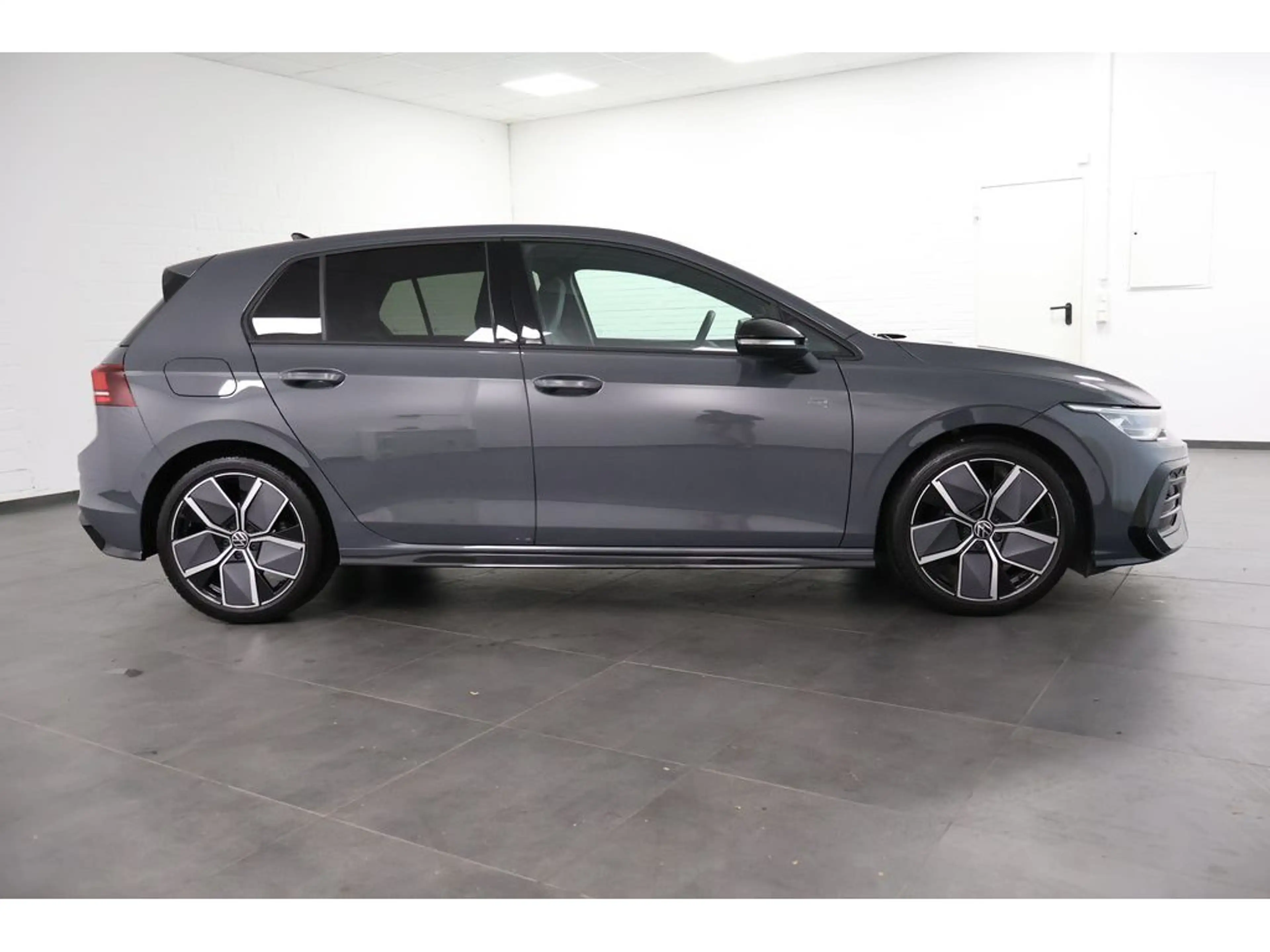 Volkswagen Golf VIII 1.5 eTSI R-Line "Black Style" DSG,N — photo 5