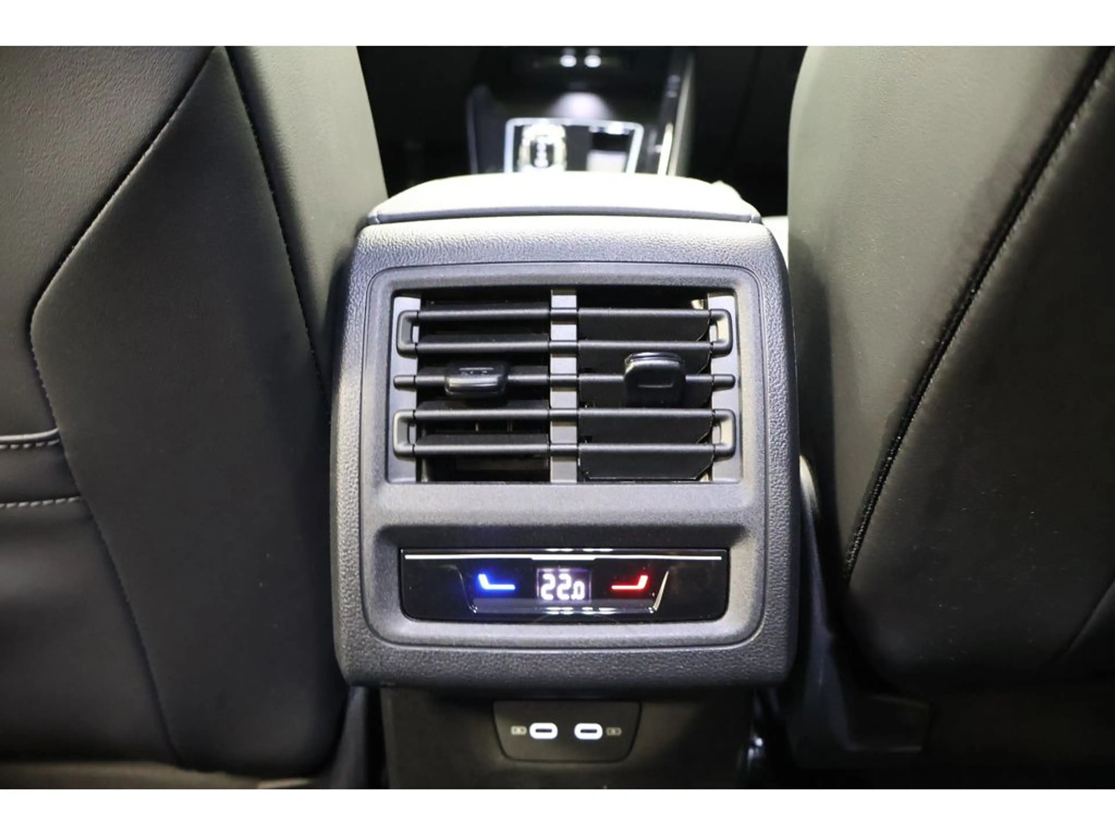 Volkswagen Golf VIII 1.5 eTSI R-Line "Black Style" DSG,N — photo 18