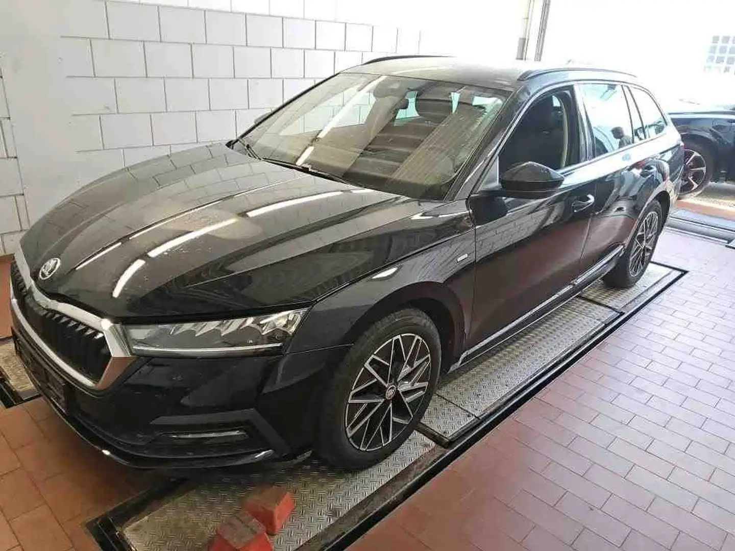 Skoda Octavia 4x4/LED/AHK/ACC/4xSHZ/R-Kam/Virtual/Navi Nero - 1