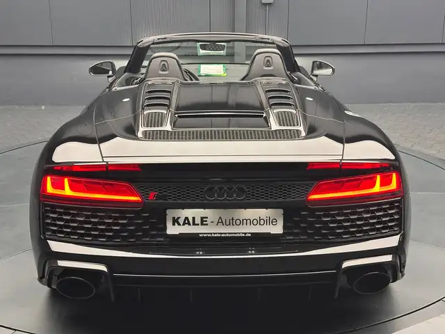 Audi R8 view 4
