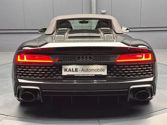 Audi R8 view 5