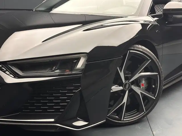 Audi R8 view 11