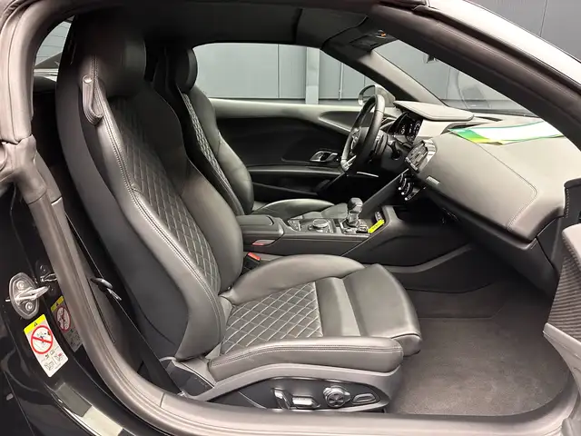 Audi R8 view 17