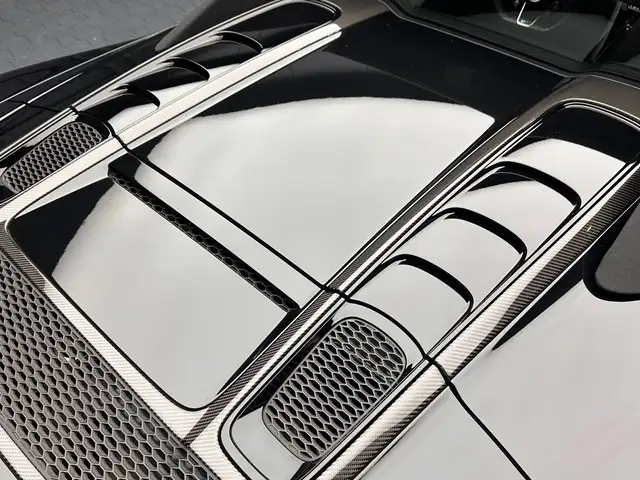 Audi R8 view 12