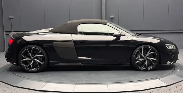 Audi R8 view 7
