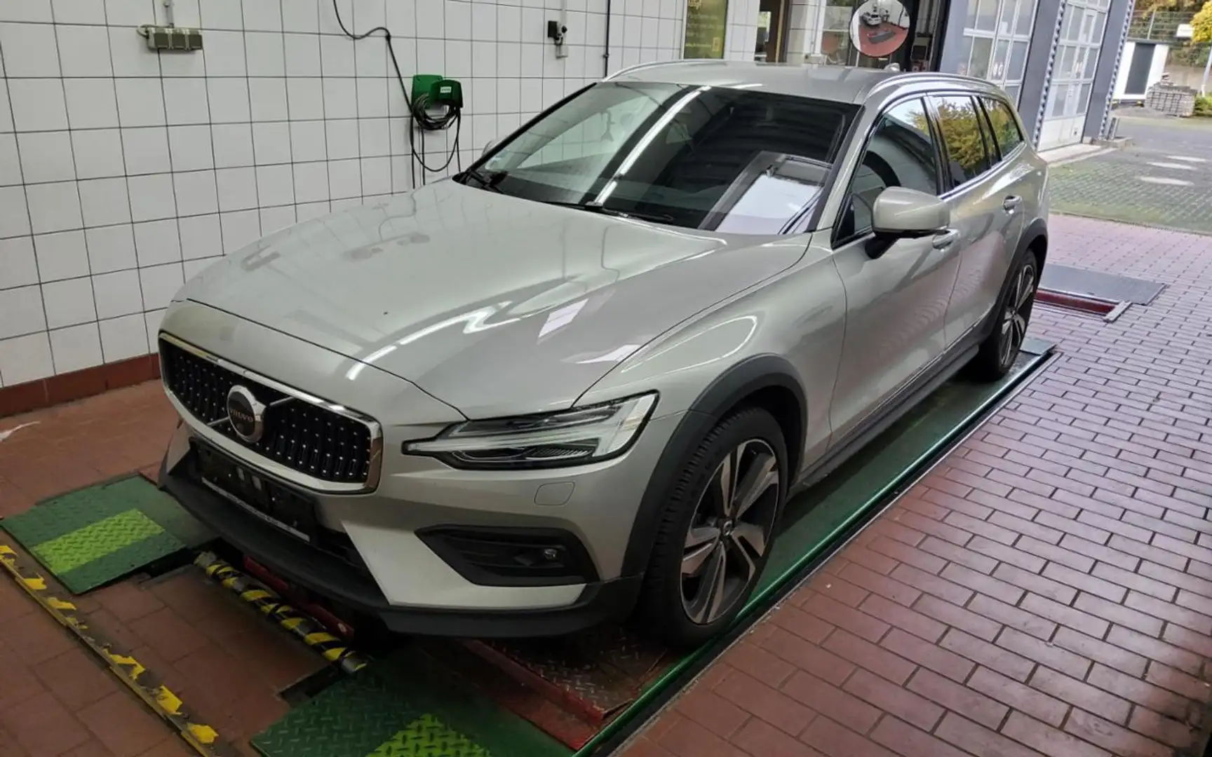 Volvo V60 Cross Country B4 (D) AWD PLUS FAP+KAMERA+LM Zilver - 2