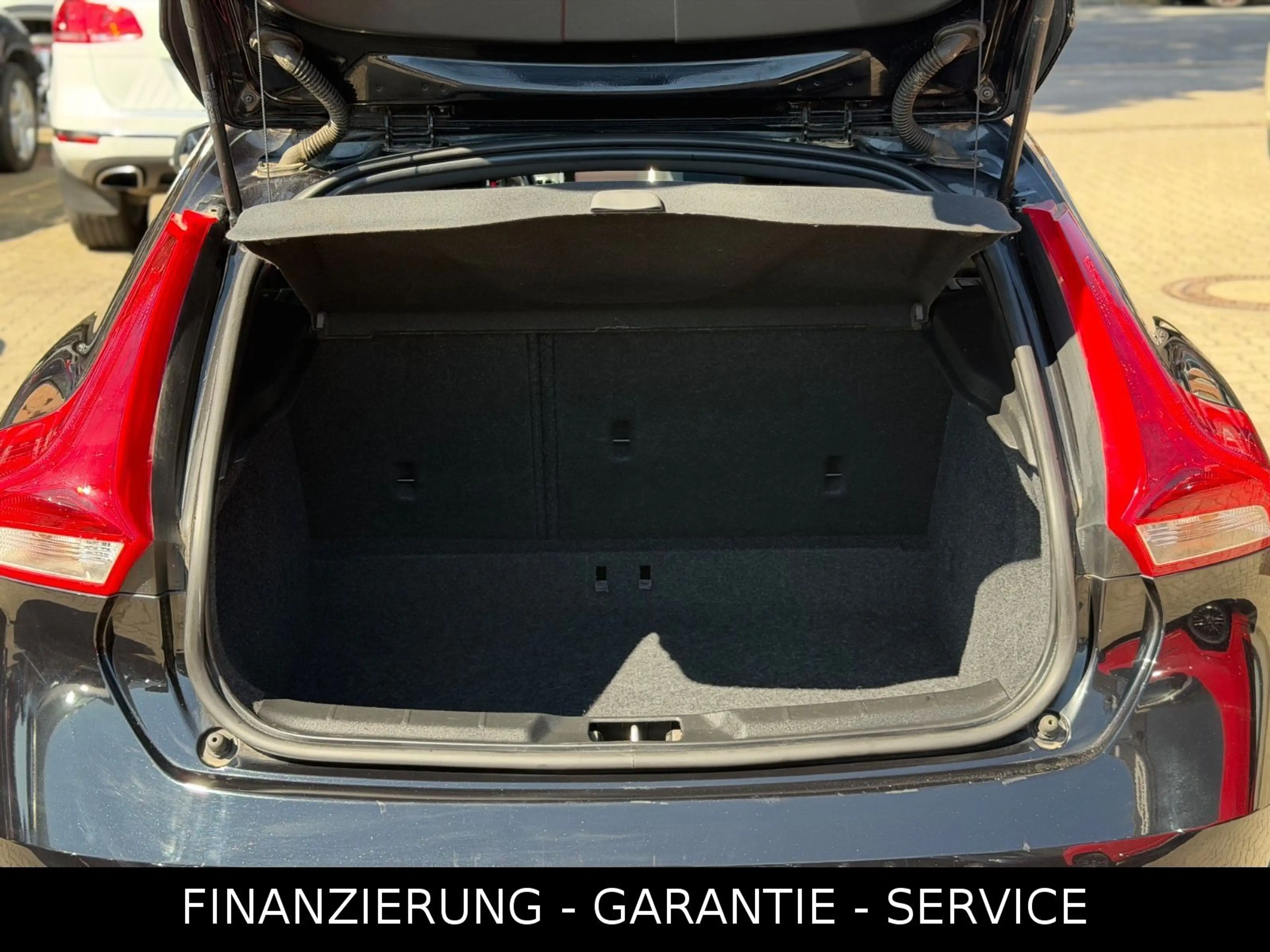 Volvo V40 MOMENTUM/NAVI/CAM/PDC/LEDER/AHK/LED/WENIG KM — photo 11
