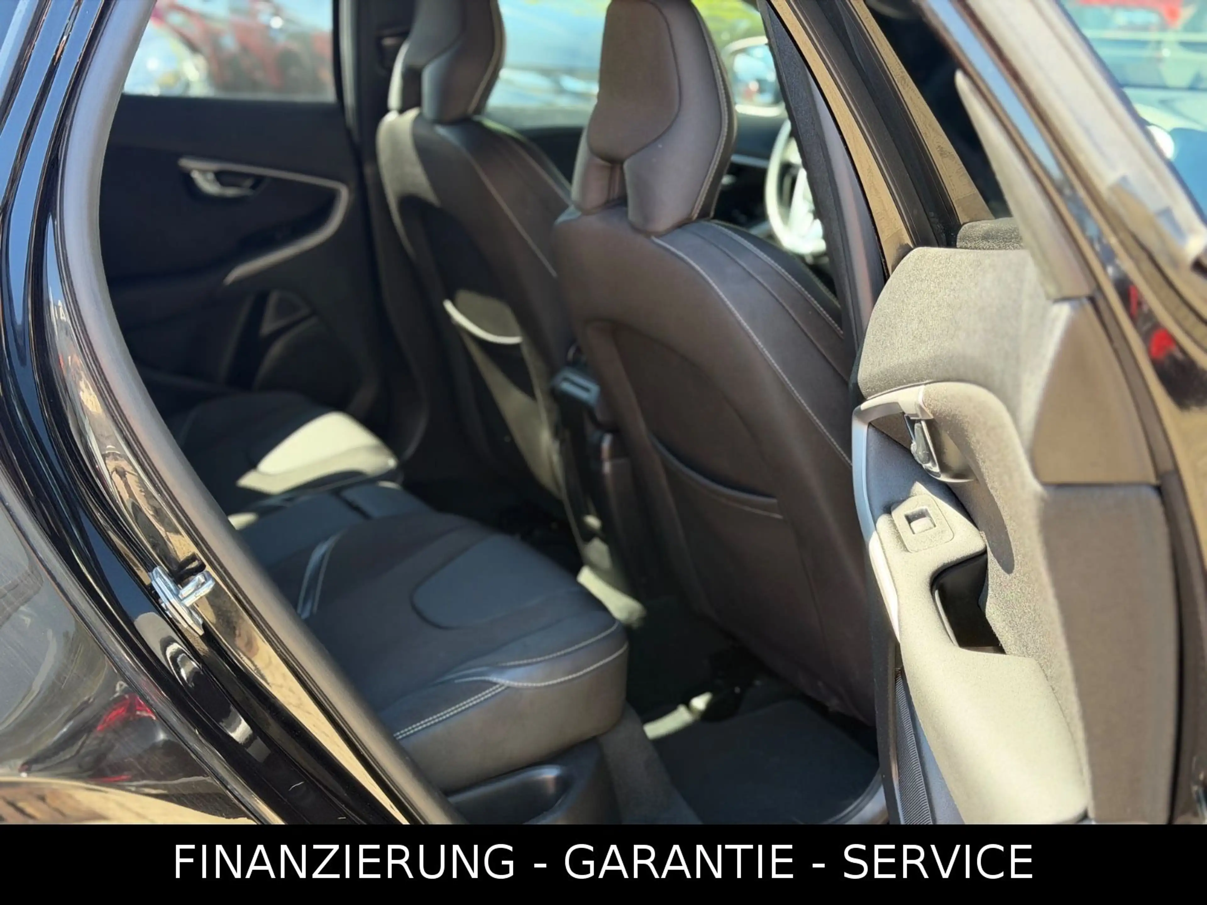 Volvo V40 MOMENTUM/NAVI/CAM/PDC/LEDER/AHK/LED/WENIG KM — photo 7