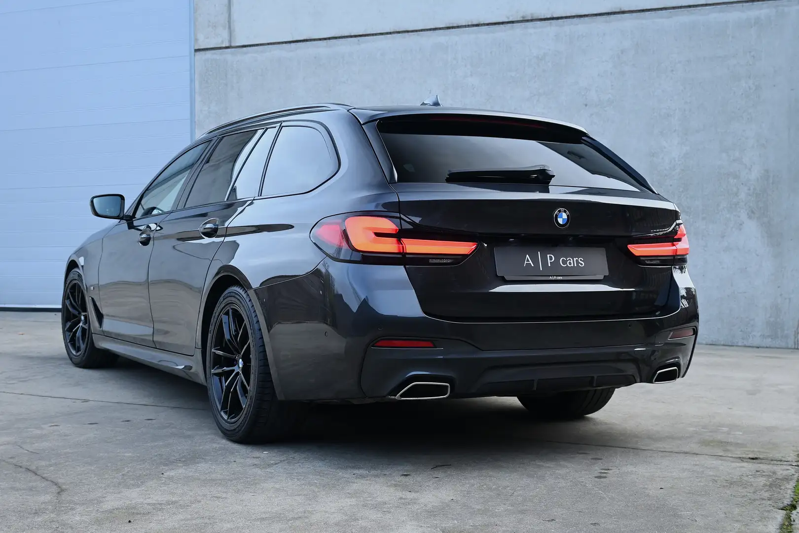 BMW 530 Touring FACELIFT | M-pakket | M-brakes | carplay Grijs - 2