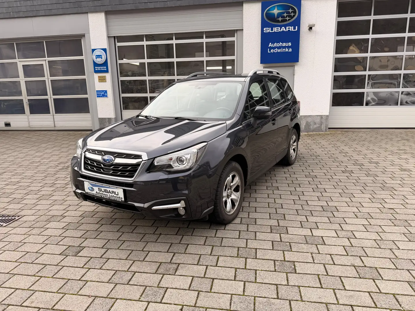 Subaru Forester Forester 2.0X Lineartronic Exclusive+ mit AHK Gris - 2