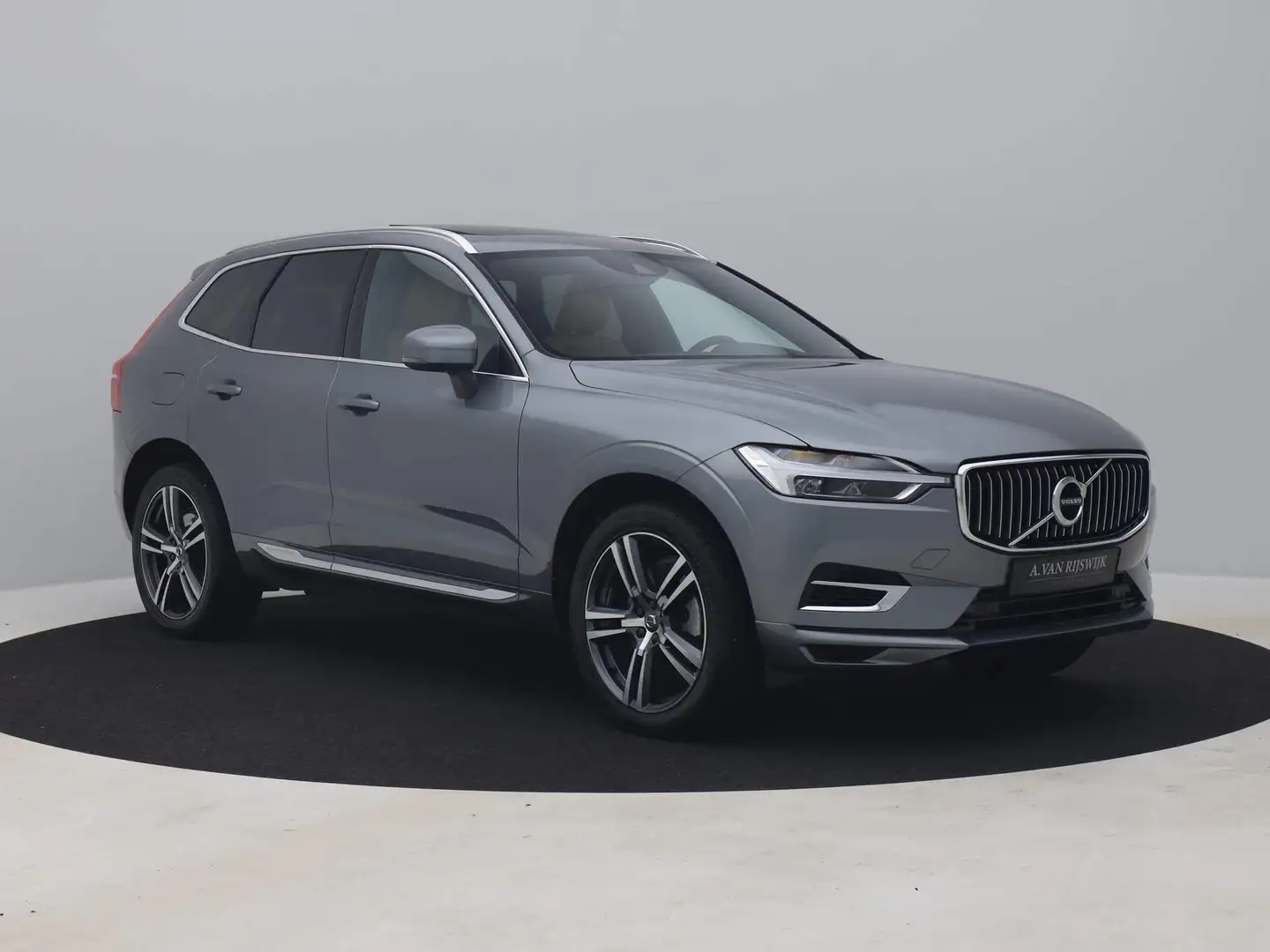 Volvo XC60 2.0 Recharge T8 AWD Inscription | PANO | ADAPTIVE Grijs - 2