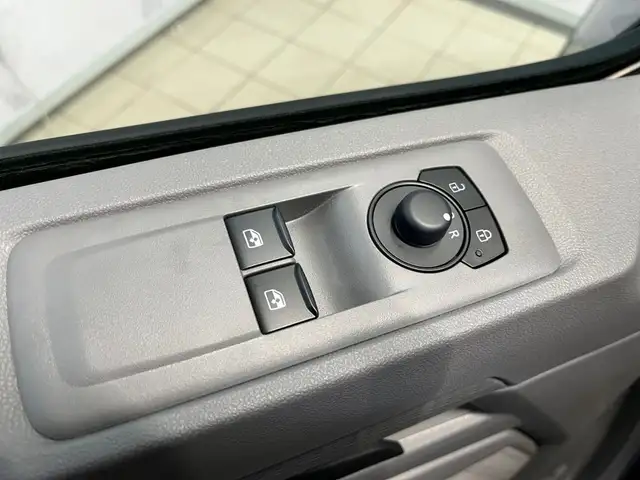 Volkswagen Transporter view 9