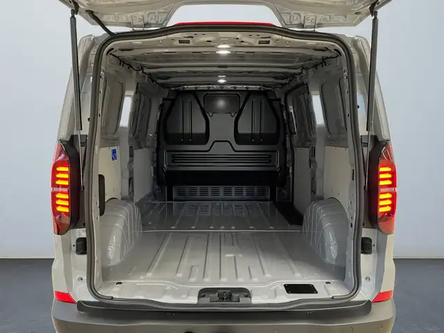 Volkswagen Transporter view 19