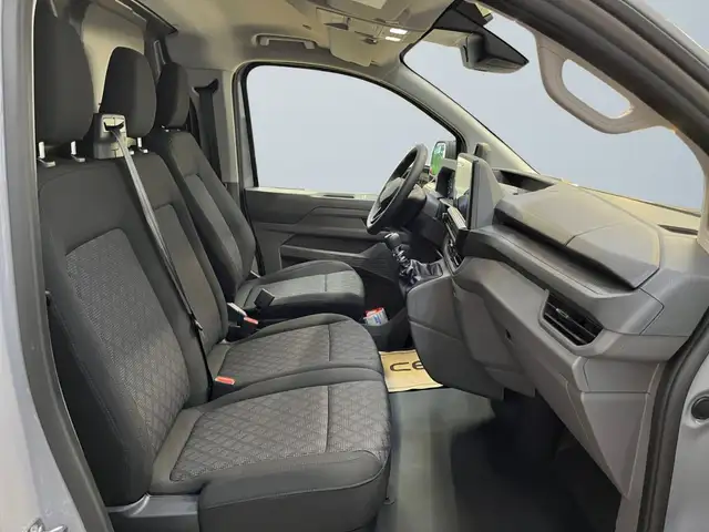 Volkswagen Transporter view 16