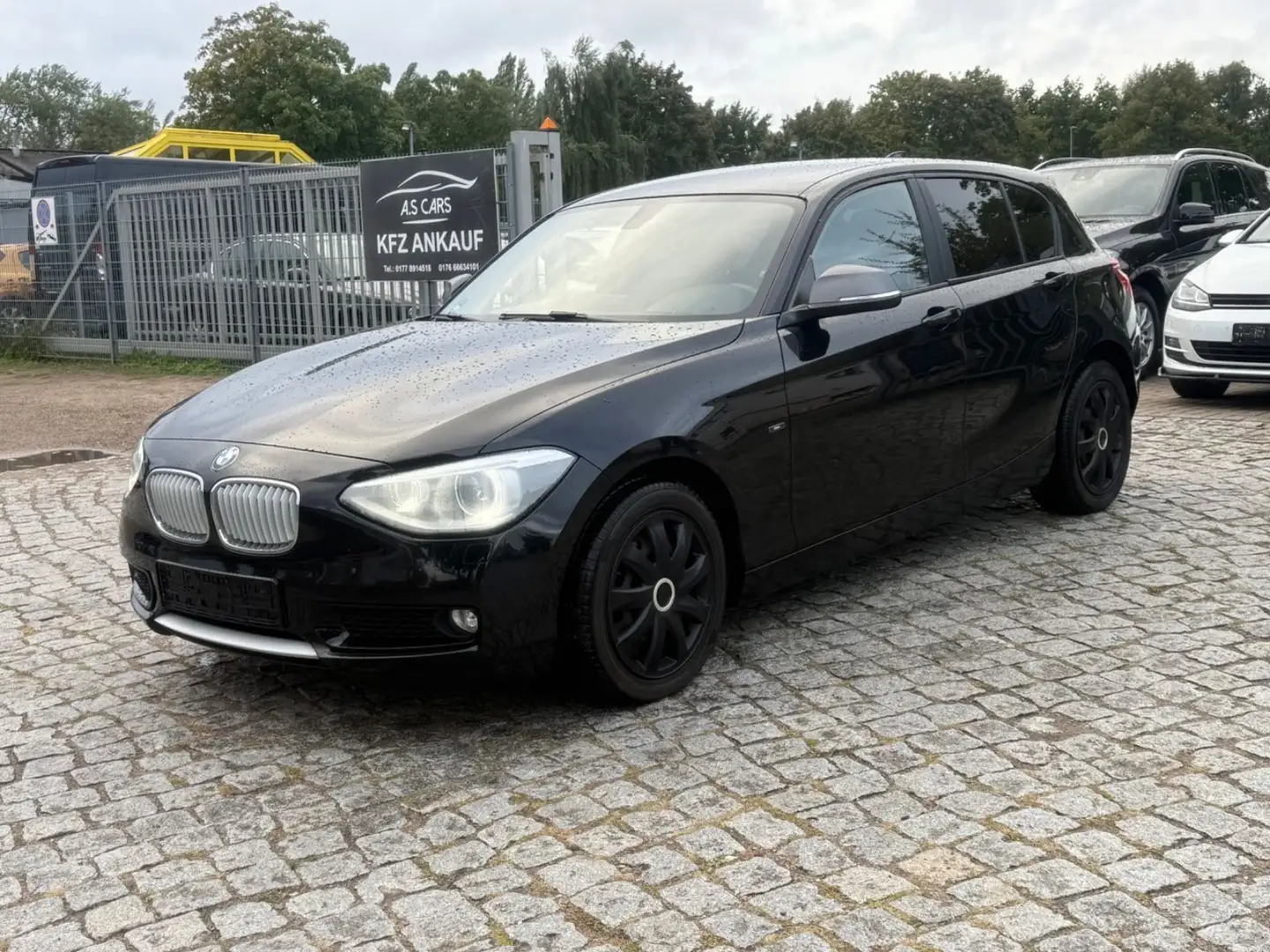 BMW 116 i Urban Automatik*Xenon*Navi*PDC* Schwarz - 2