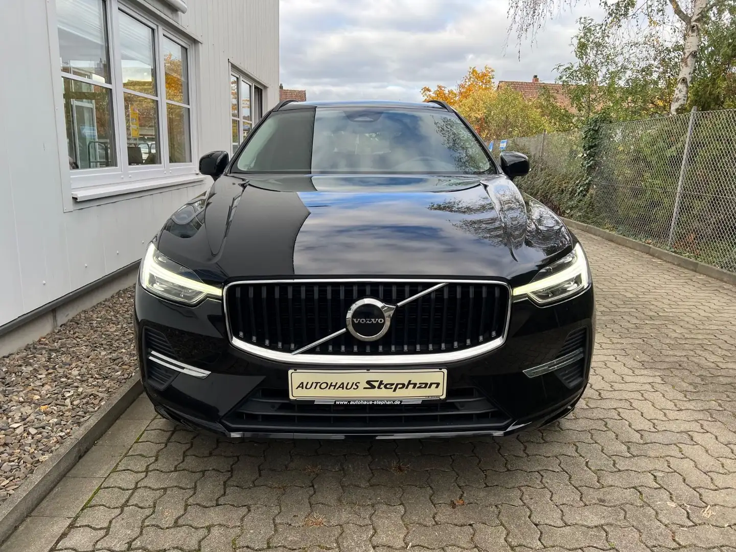 Volvo XC60 B4 Diesel Autom. Momentum Pro AHK GARANTIE Schwarz - 2