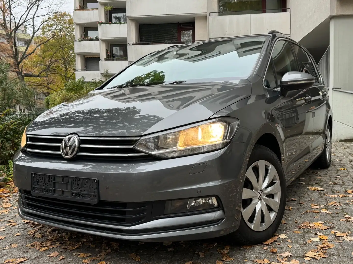 Volkswagen Touran Comfortline BMT/Start-Stopp Aut./ACC/7 Si Grau - 2