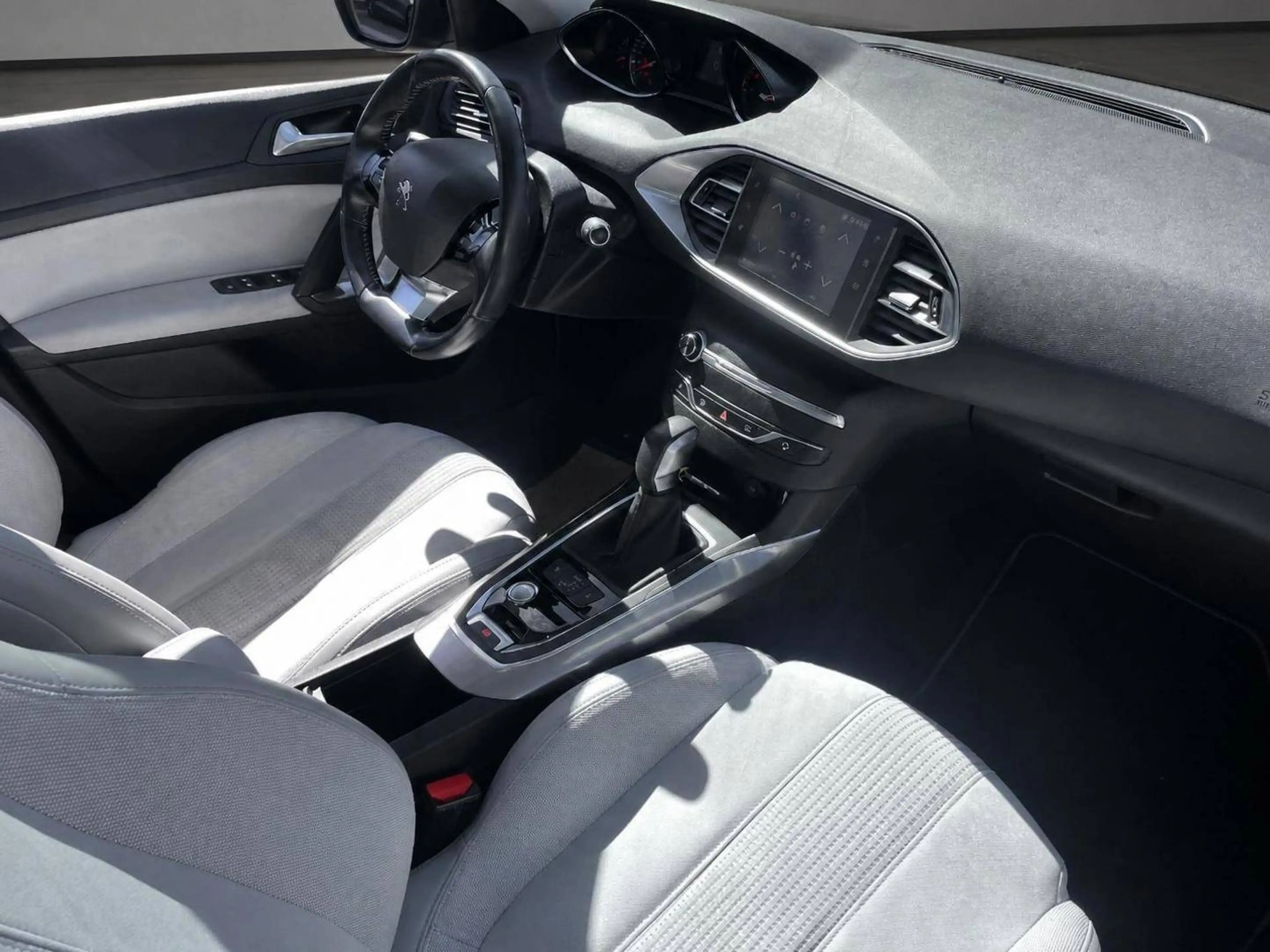 Peugeot 308 Allure — photo 13