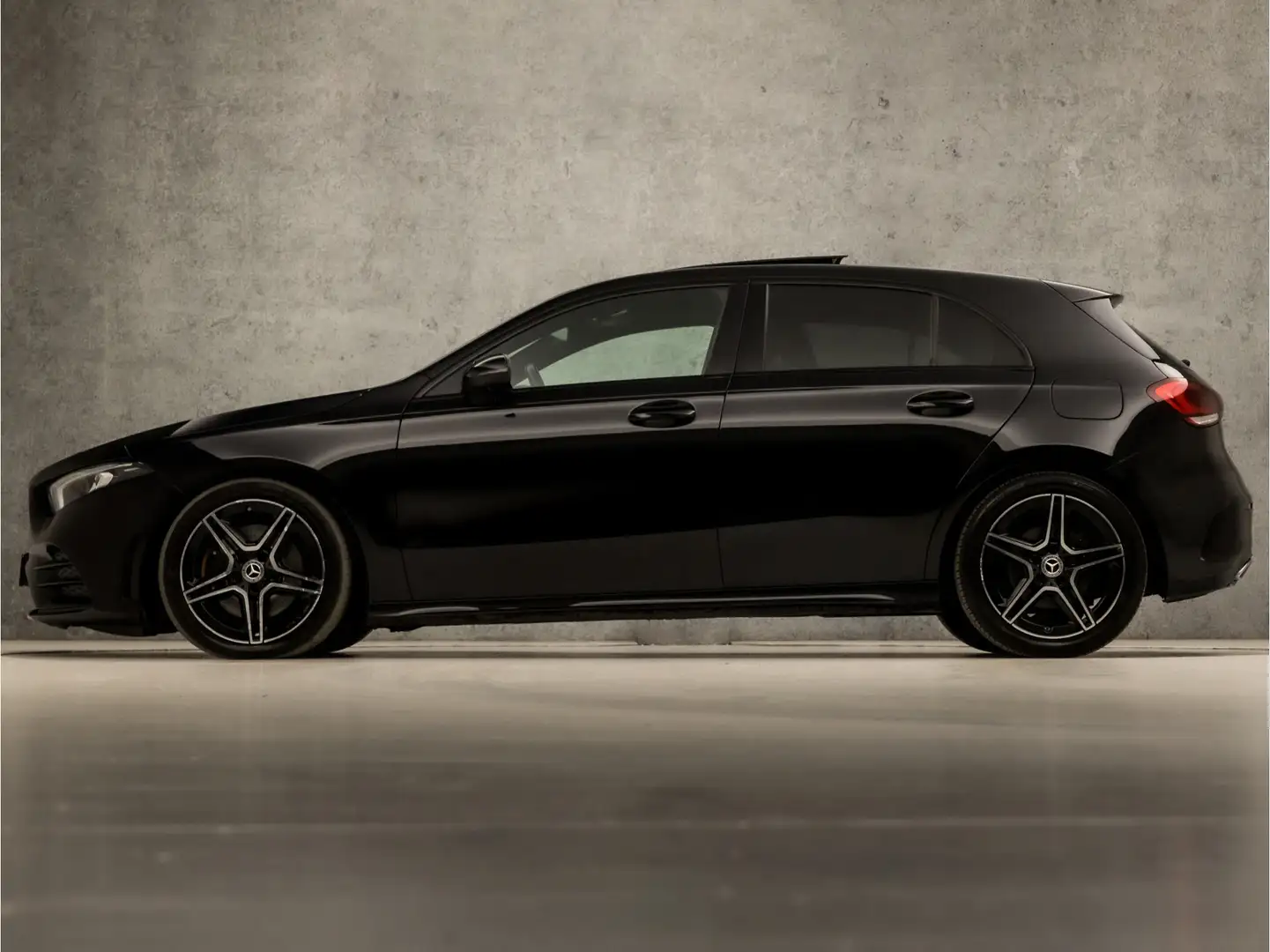 Mercedes-Benz A 220 AMG Sport 191Pk Automaat (SCHUIFDAK, SFEERVERLICHT Zwart - 2