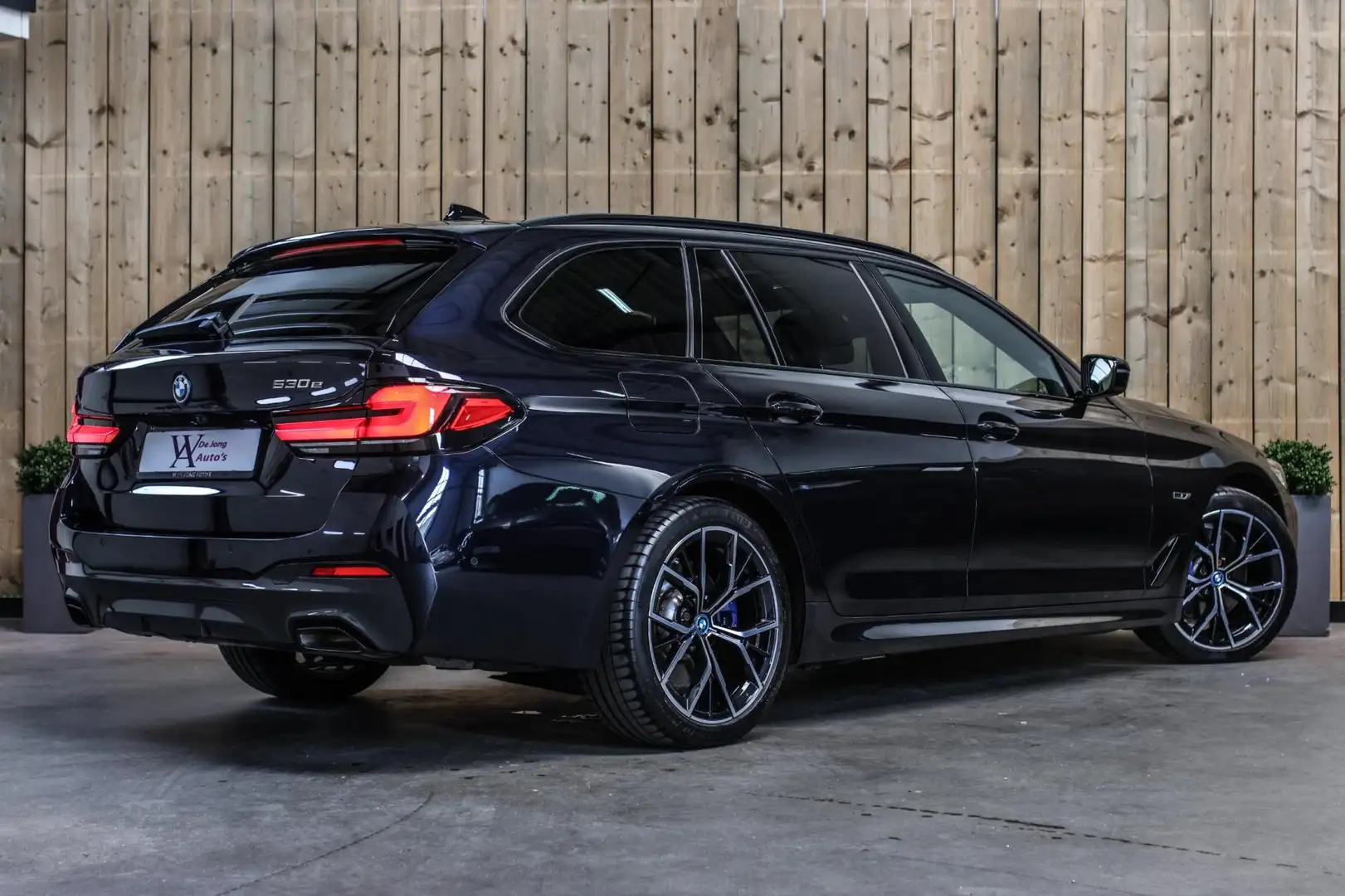 BMW 530 5-serie Touring 530e M-Sport *Pano*Stoelventilatie Noir - 2