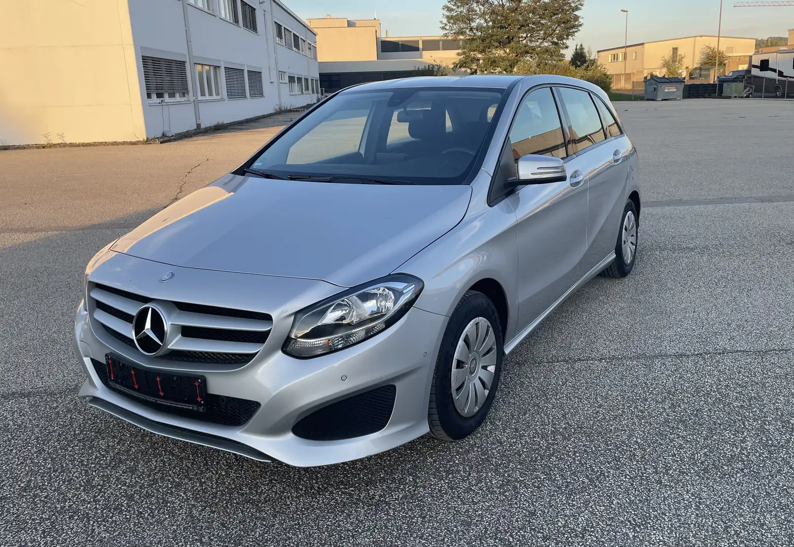 Mercedes-Benz B 180 B180 1.6/NAV/PDC/Top Zustand Argent - 1