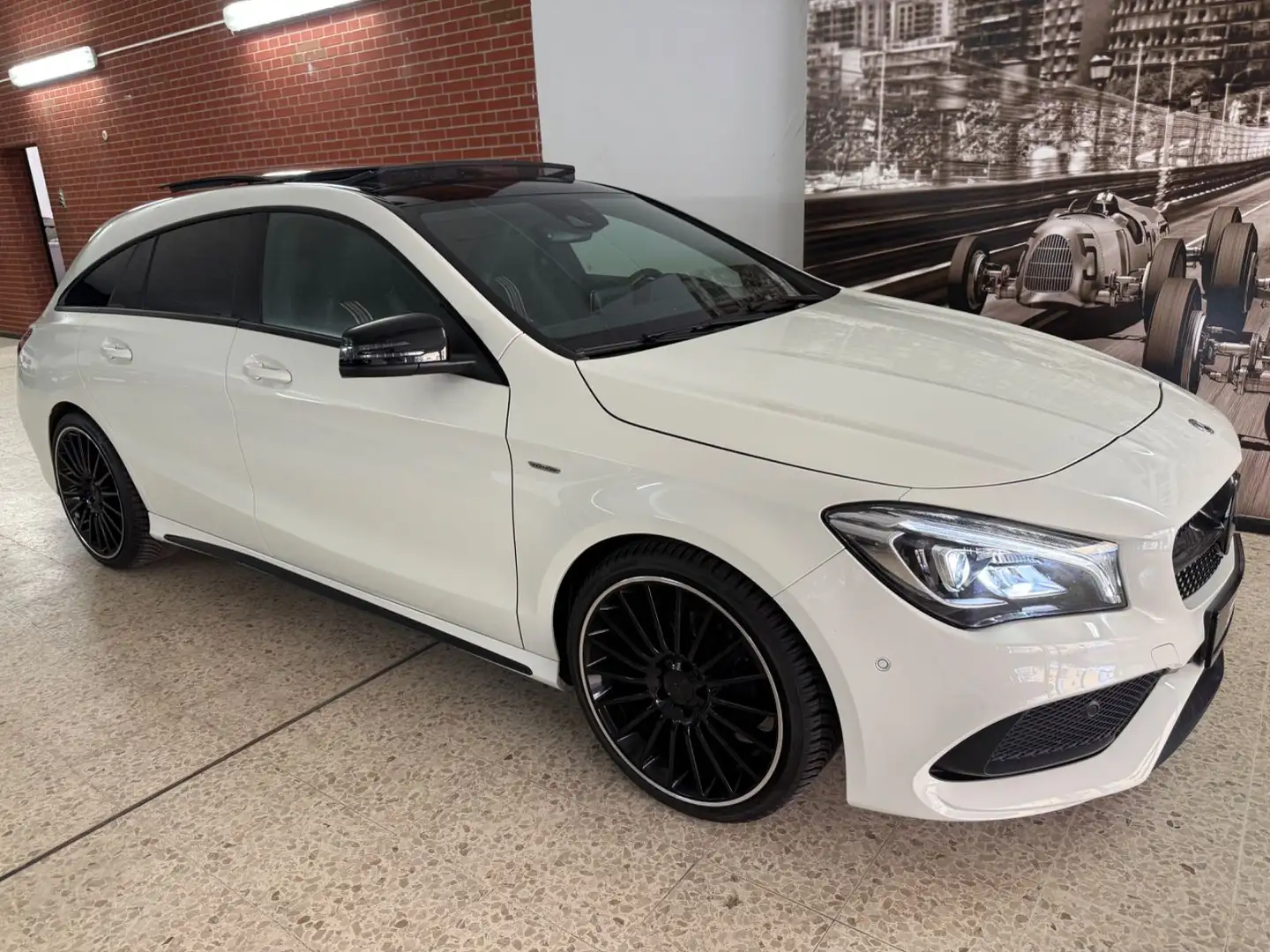 Mercedes-Benz CLA 200 Urban AMG*Pano-Dach*R-Kamera*19 ZOLL*LED Weiß - 1