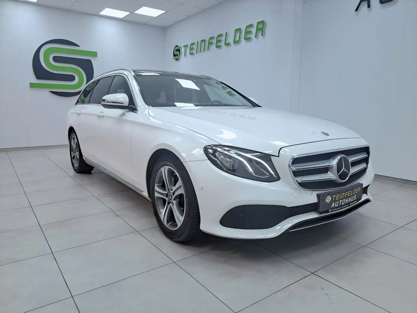 Mercedes-Benz E 220 d Avantgarde / PANORAMA /BURMESTER /DISTRO Blanc - 1